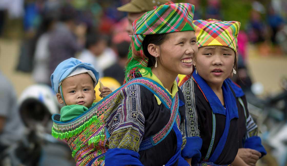 Mujeres con un hijo del grupo étnico