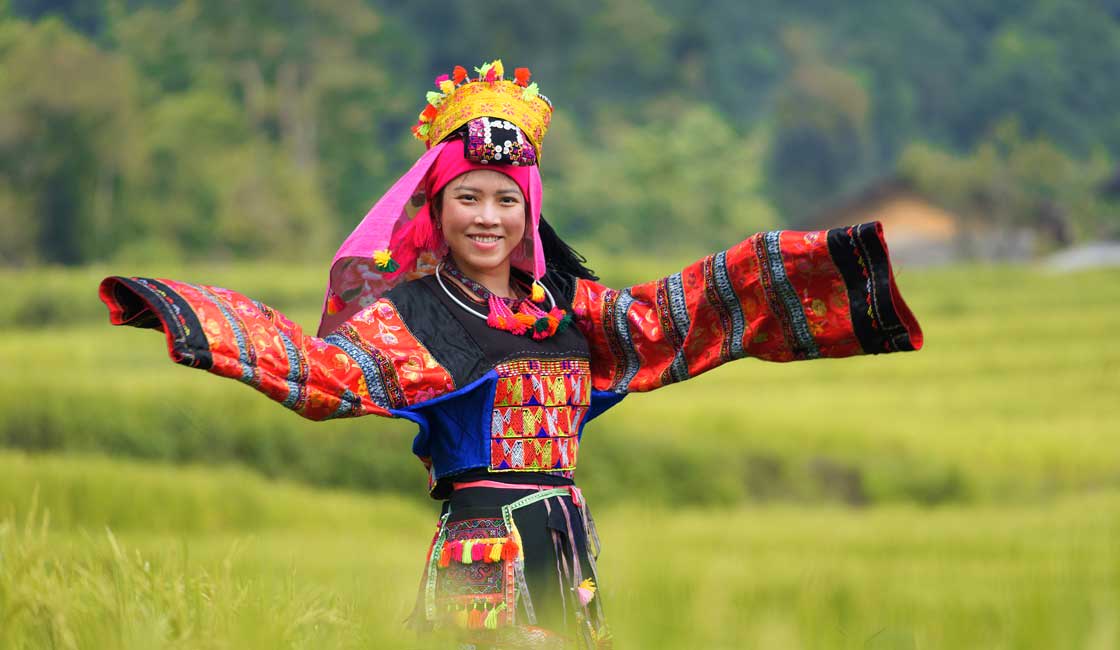  Jeune fille souriante aux vêtements ethniques 