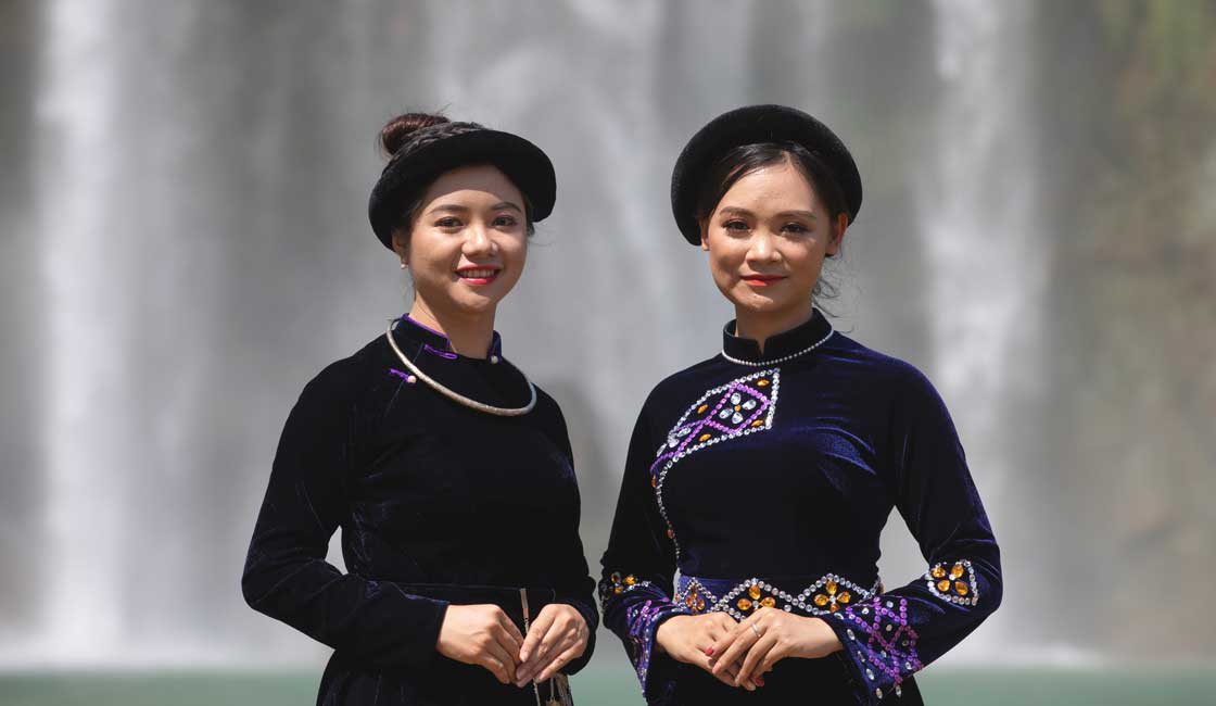  Deux femmes habillées traditionnellement 