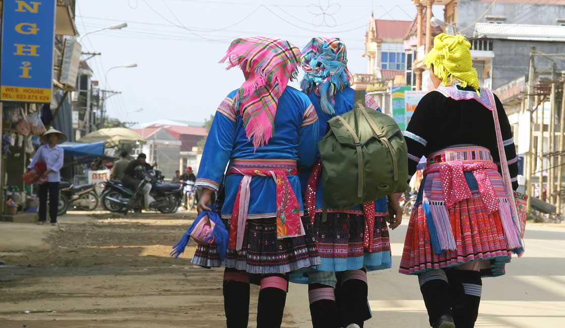 schoolmeisjes in etnische kleding