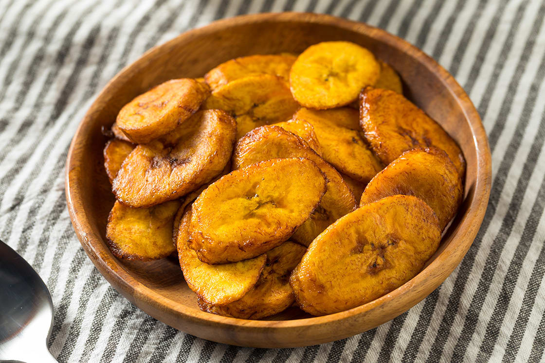 Plantains fritas caseiras em uma tigela