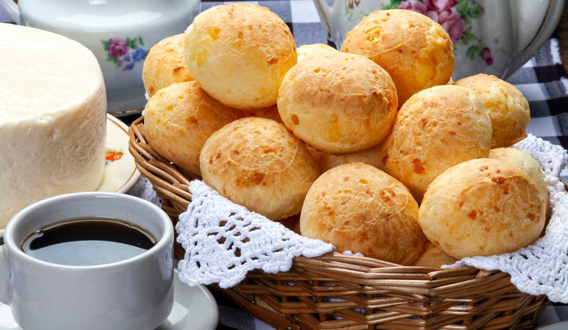  Bollos pequeños sobre una mesa con café