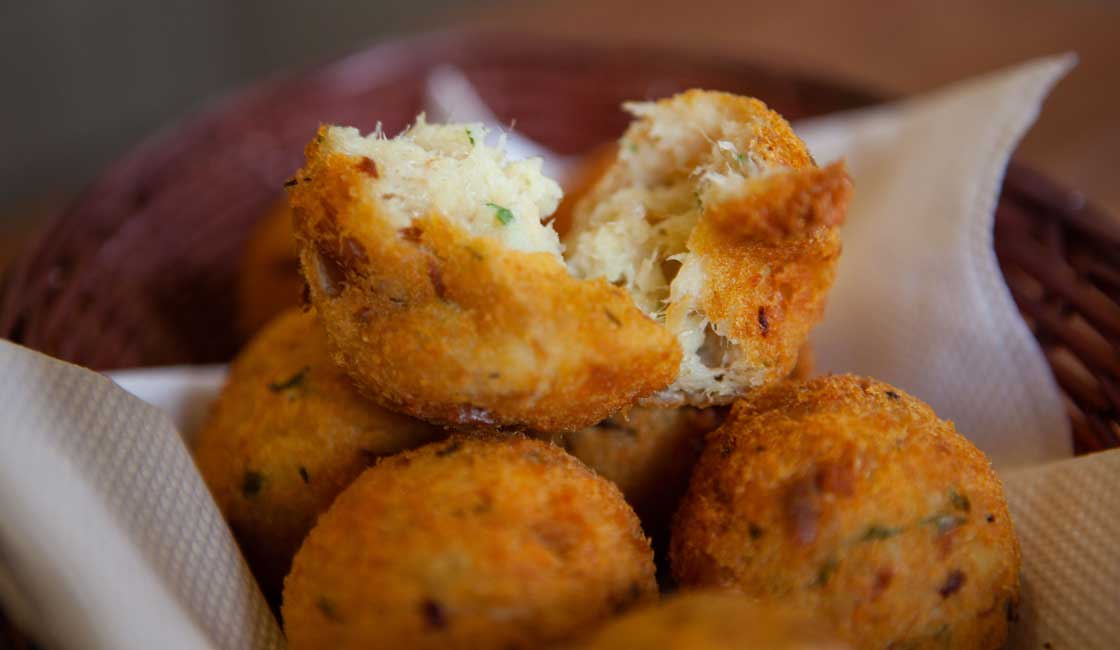 Bällchen mit Fischfleisch