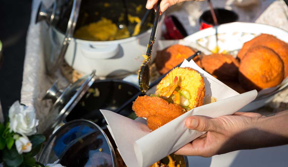  Comida servida en una calle