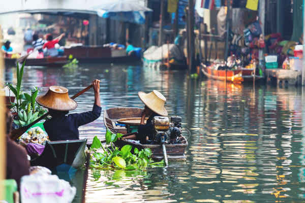 水上市场上的船只