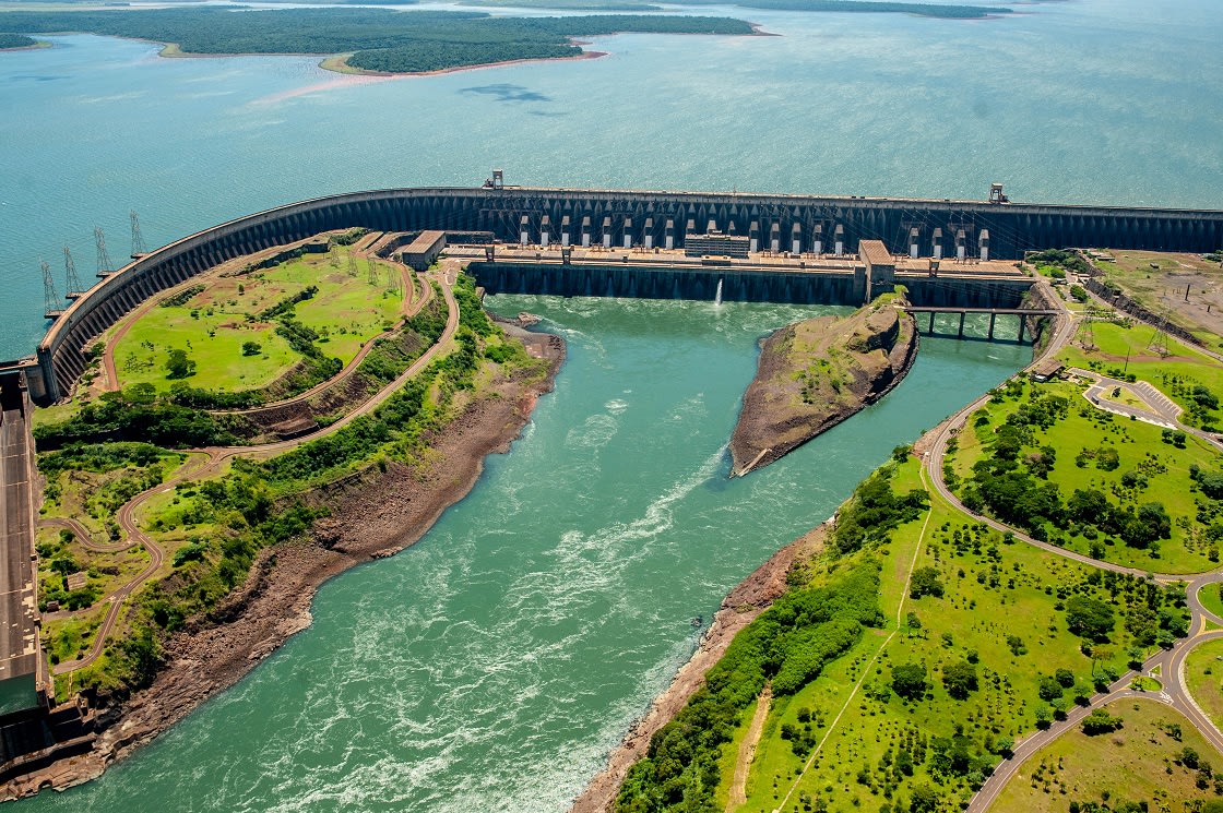 Itaipu-Staudamm von oben geschossen