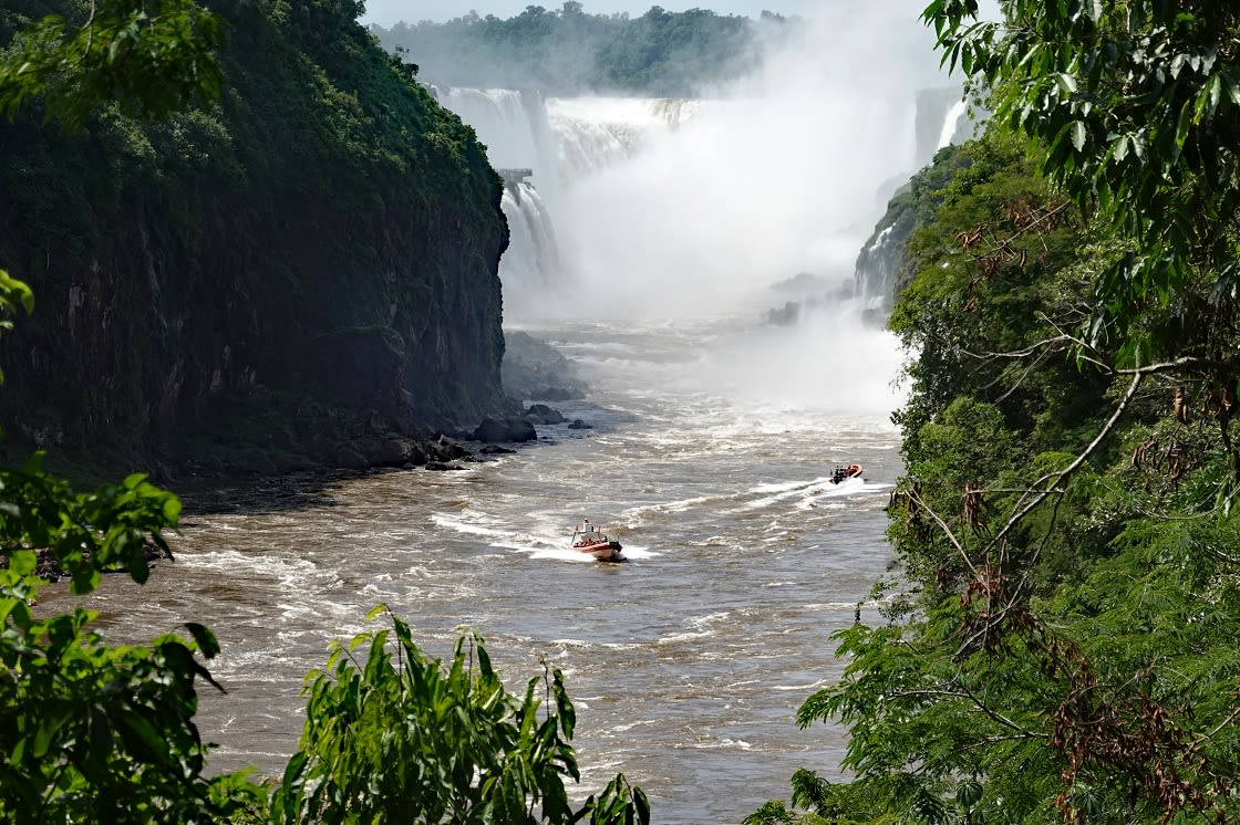 Jetboot an den argentinischen Iguazu-Wasserfällen