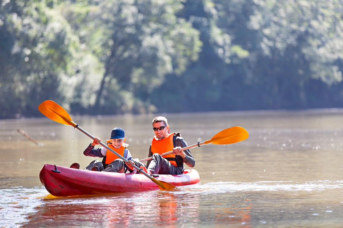  Padre e Hijo Disfrutando de Kayak