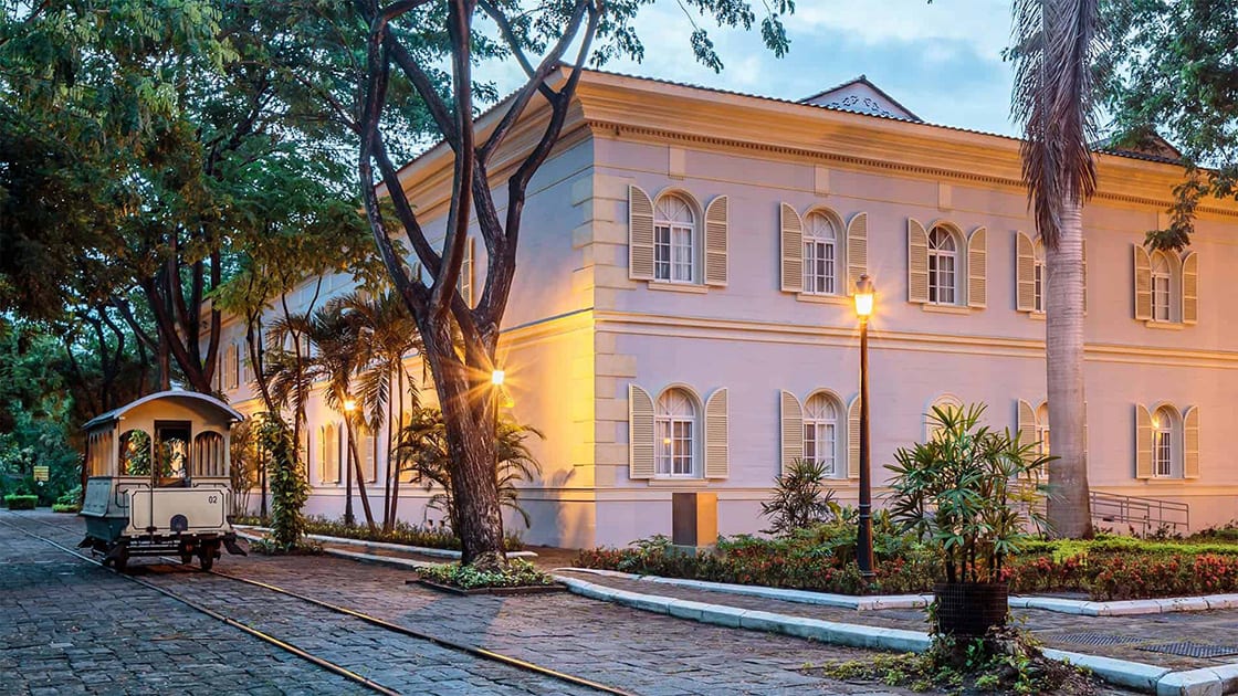 Exterior oF the Hotel del Parque with Daylight