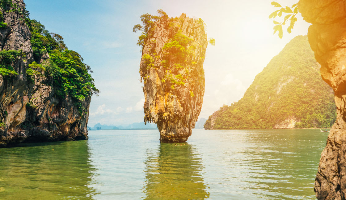 平静的海洋洞穴藏在Phang Nga湾