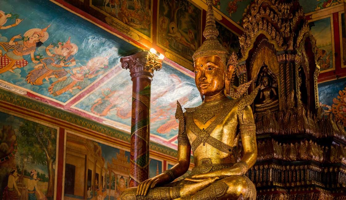 Buddha ststue inside the Wat Phnom