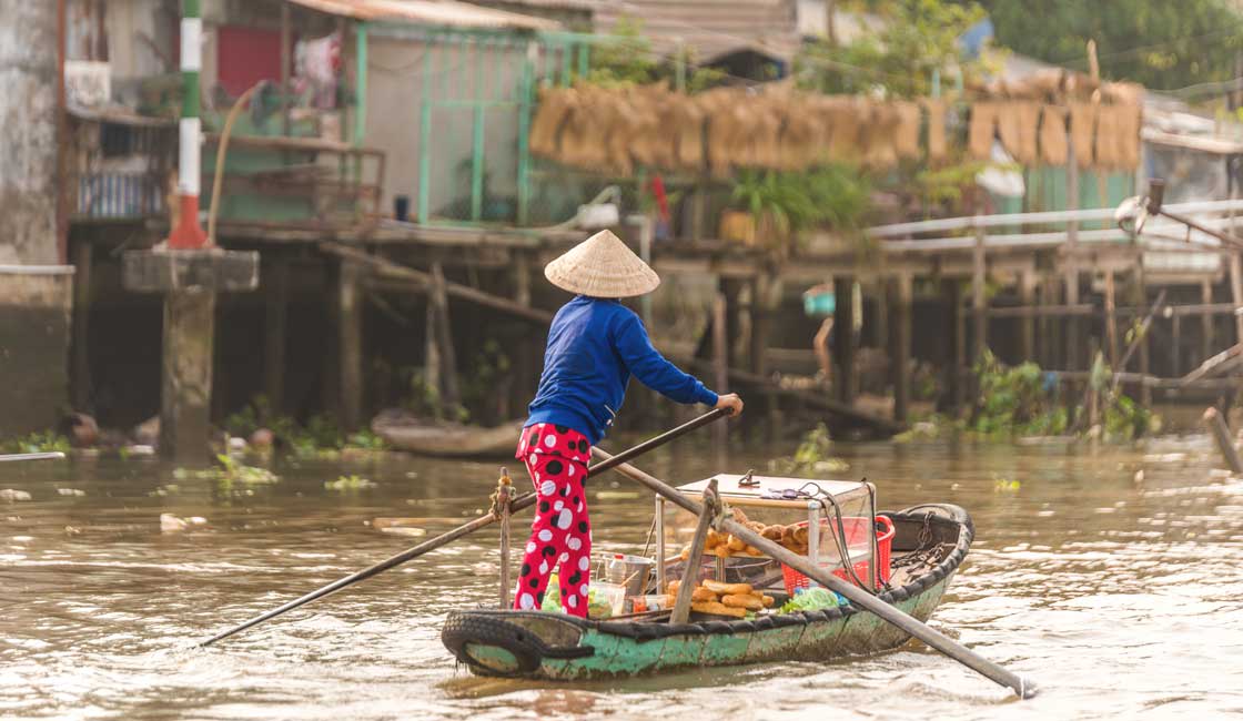 Vietnamese lady on her rowing boat