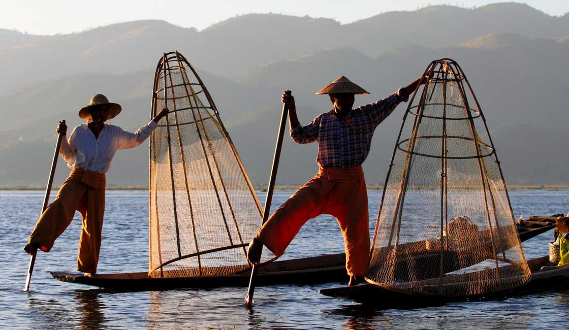 Fishermen on the boats at Inle Lake
