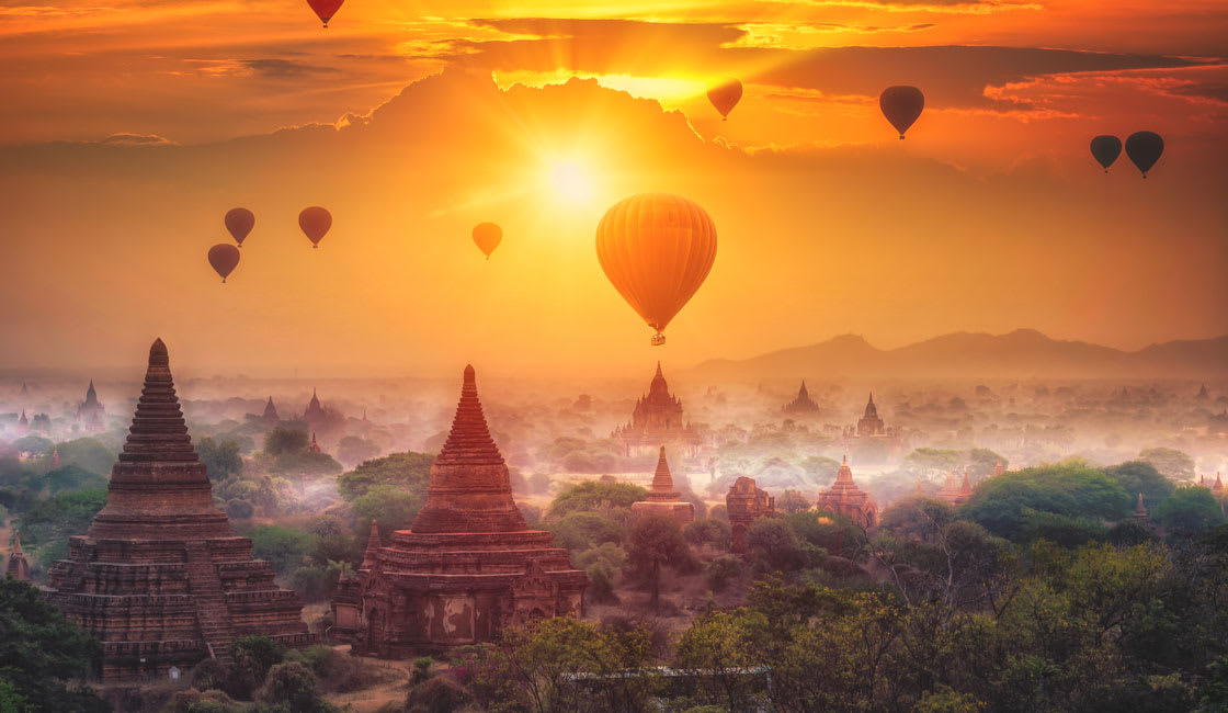 Balloons over Bagan temple 