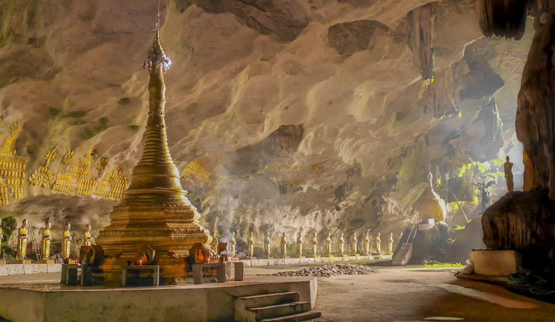 佛教佛塔在洞穴里面