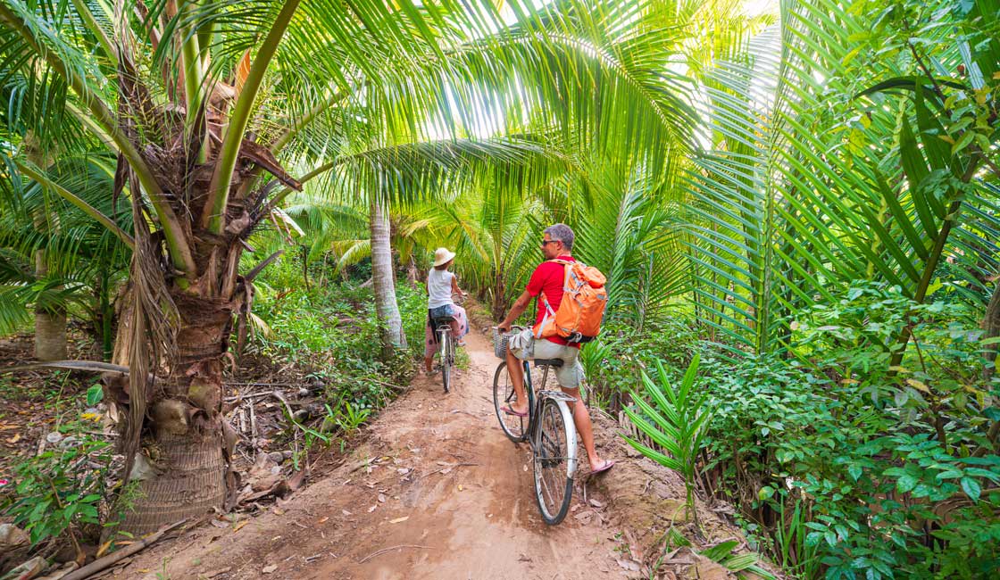 夫妇在湄公河三角洲的自行车