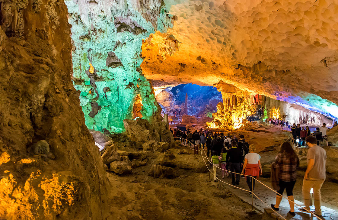 Sung,Sot,Cave,In,Halong,Bay,,Vietnam