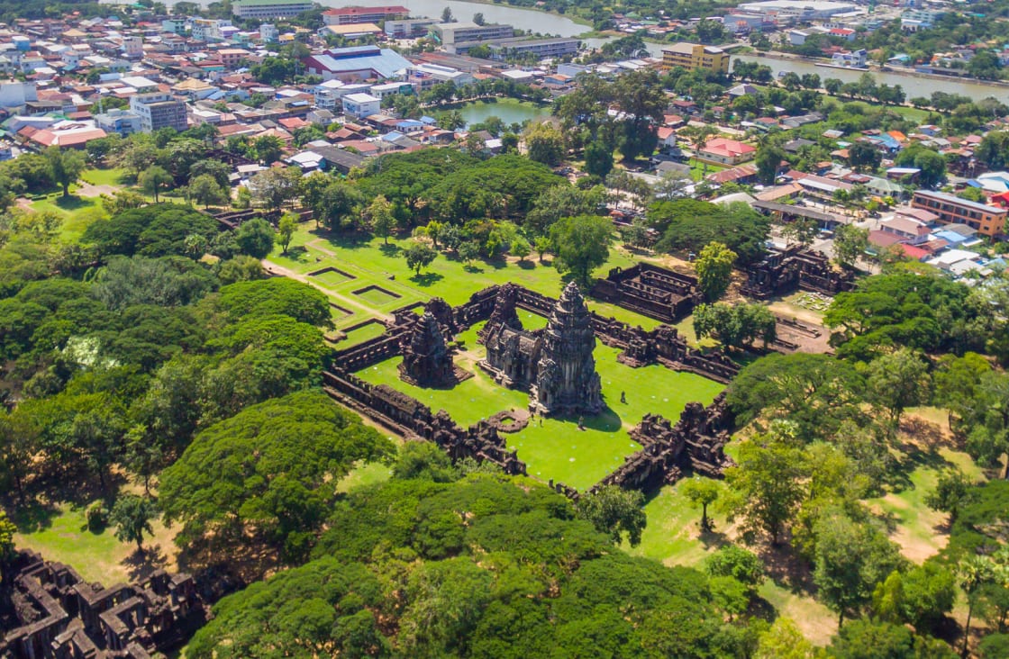 green gardens and temple at angkor wat