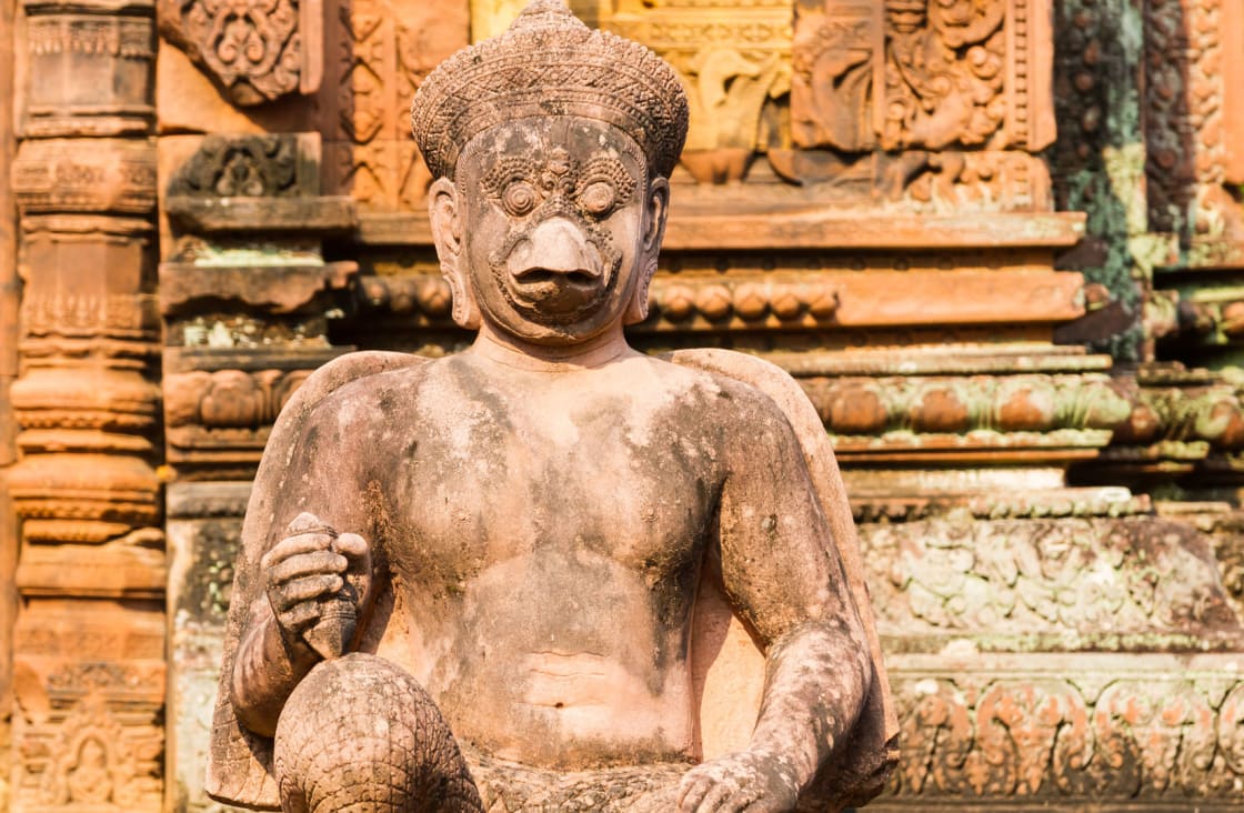 statues at banteay temple