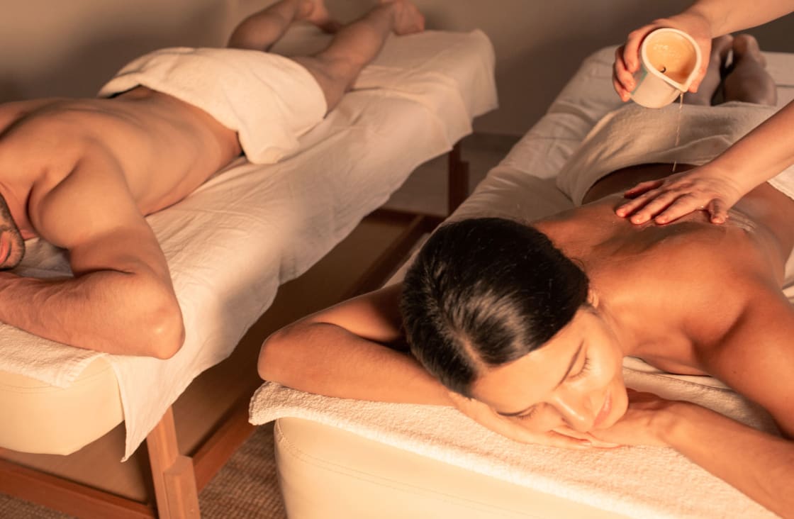 couple gettin a massage in bali