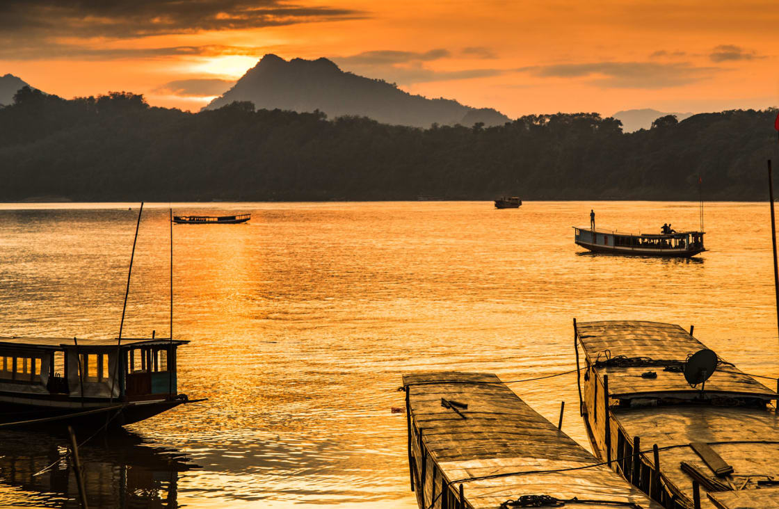 日落在湄公河的一个港口