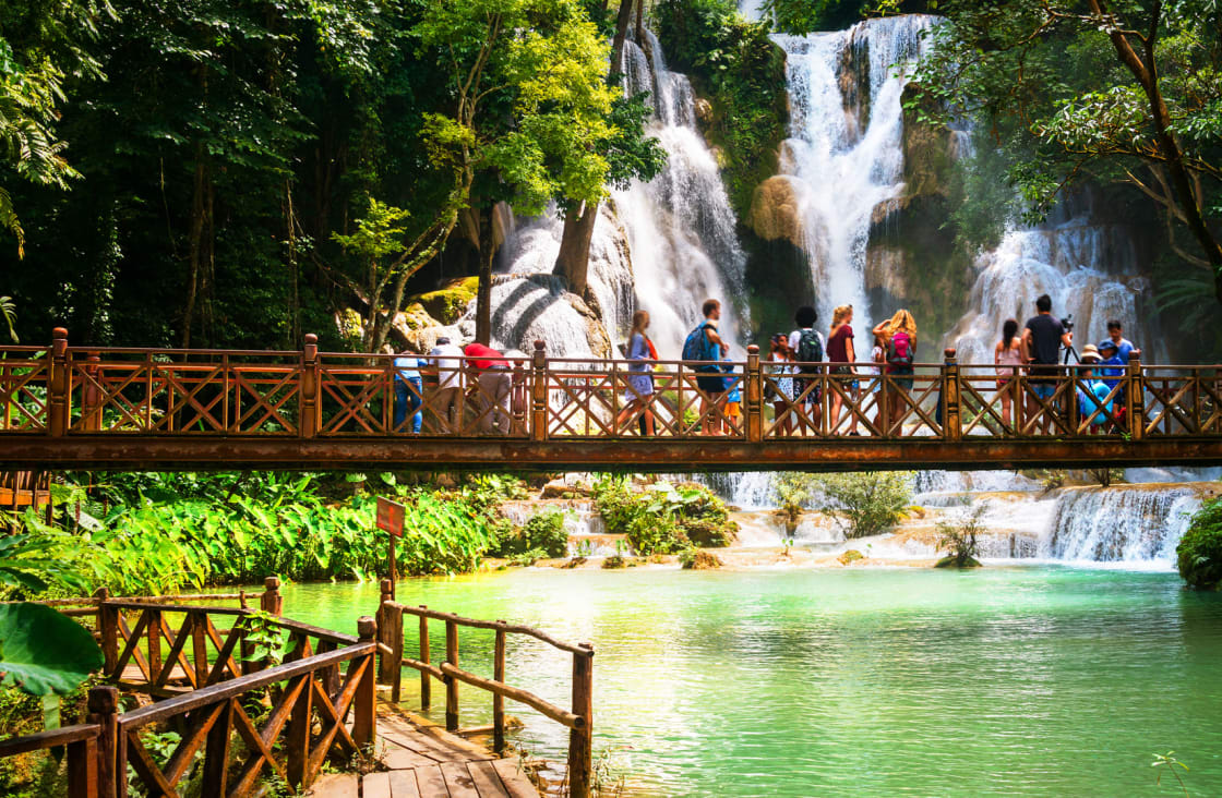 Kuang-Si-Waterfall bridge