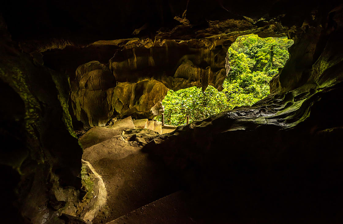 The,Entance,To,The,Trung,Trang,Cave,Cat,Ba,Vietnam