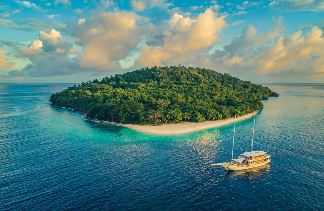 The Fenides Liveaboard navigating