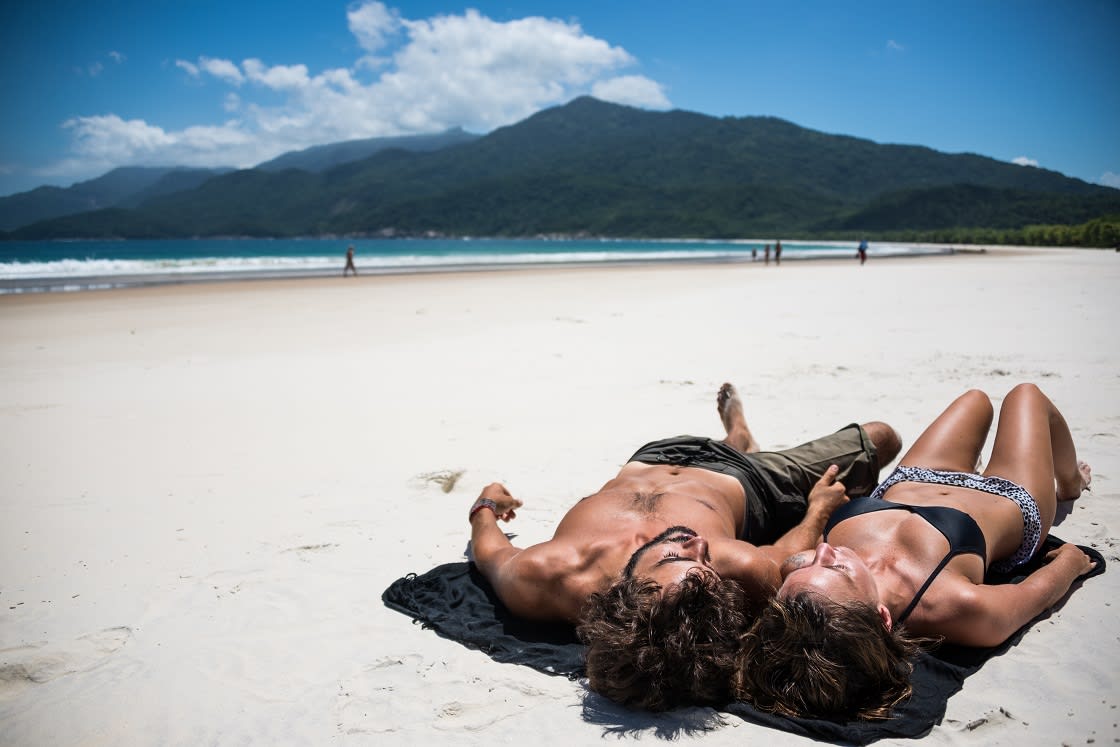 年轻夫妇在巴西日光浴