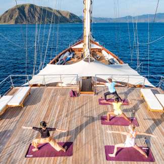 船上的甲板上瑜伽课