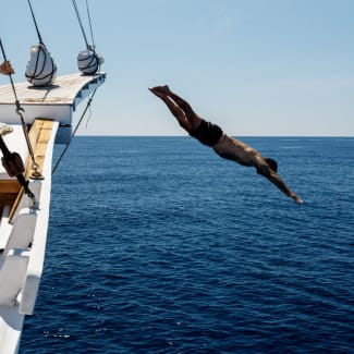 Man jumping off the Aliikai ship