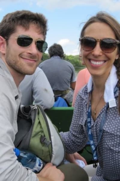 幸福的夫妇在亚马逊的小船