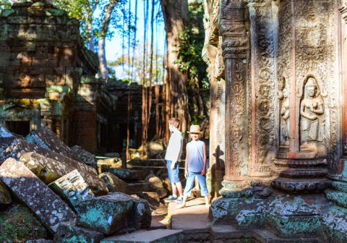 孩子们在吴哥窟寺庙