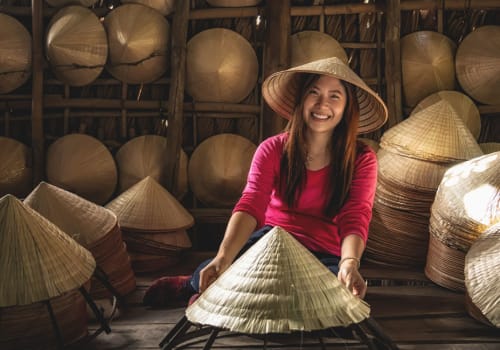 年轻女子在一个锥形的帽子工厂
