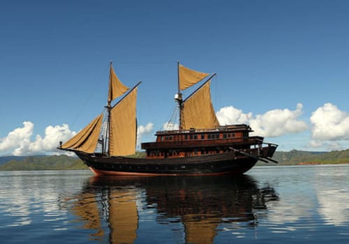 sailing tours indonesia
