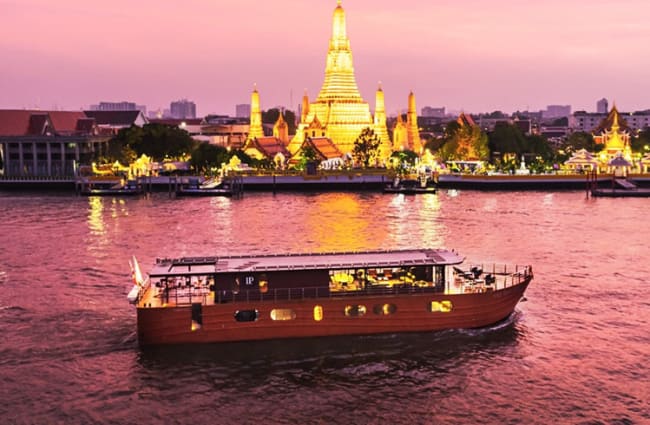 在后台与曼谷的船在河上