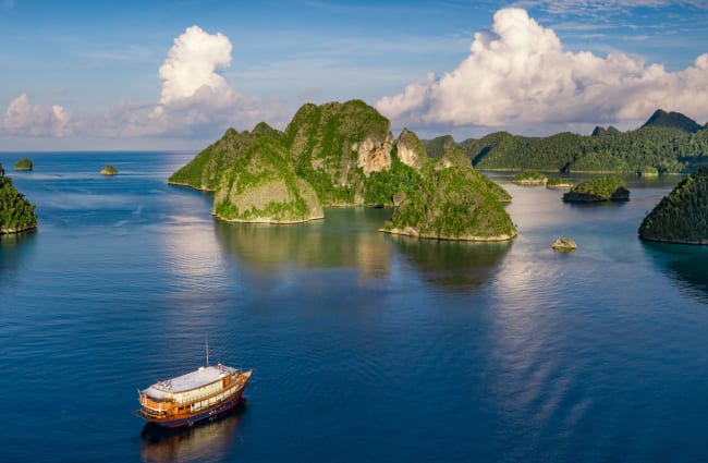 cruises around indonesia islands