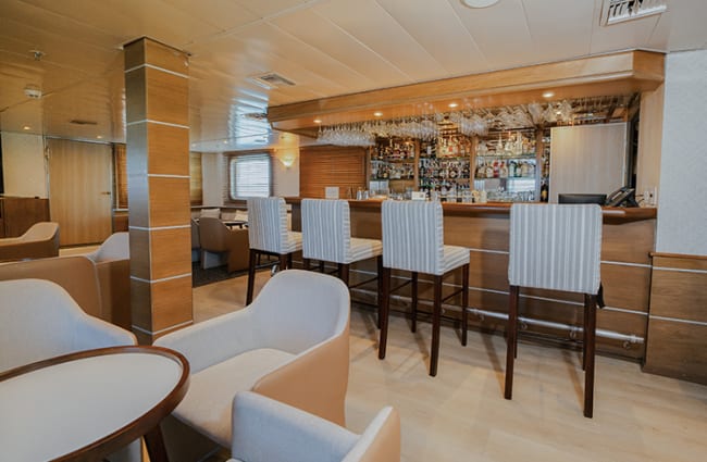 lounge and bar aboard the isabela II galapagos cruise