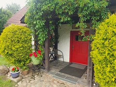 Ganek z czerwonymi drzwiami