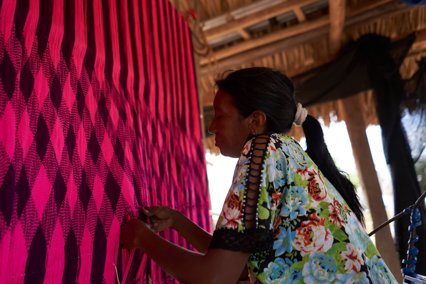 Mujer hilando chinchorro