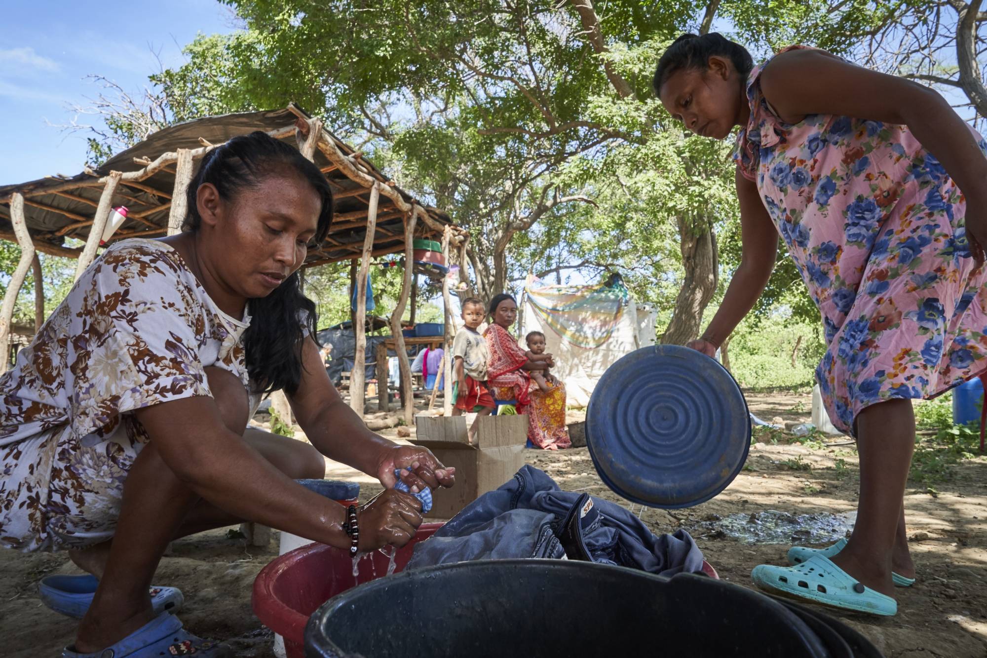 Mujeres lavando ropa