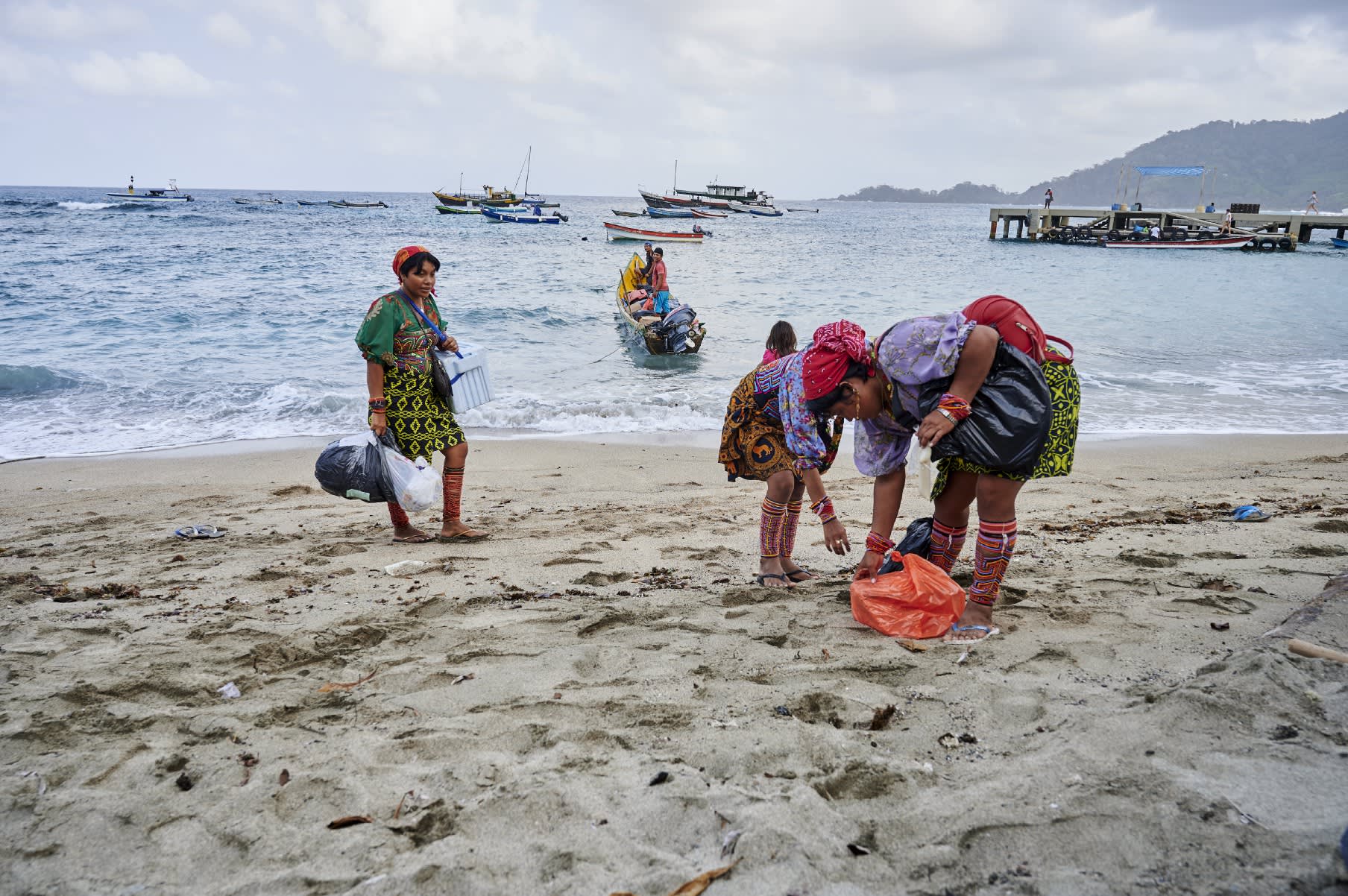 Mujeres gunadule en la playa