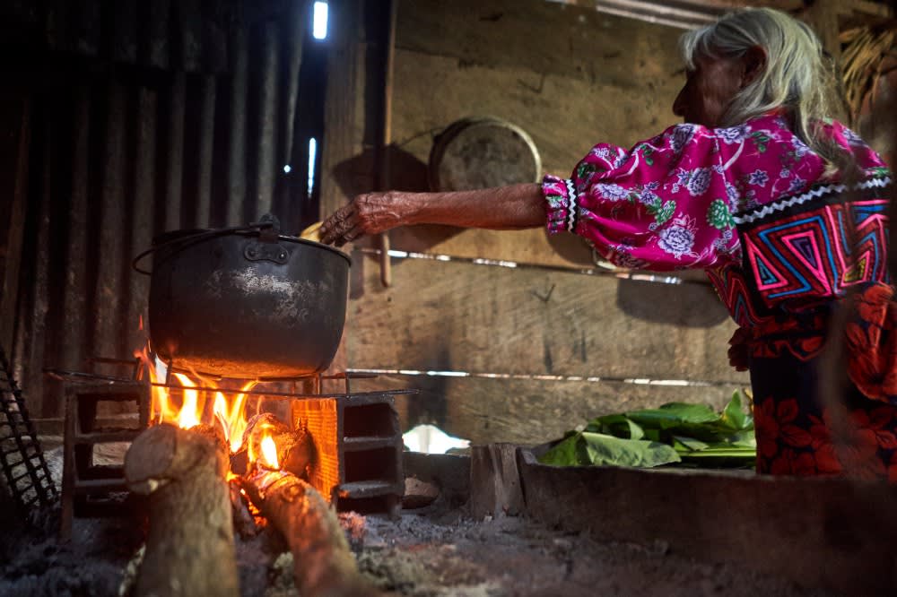 Abuela cocinando en fogón