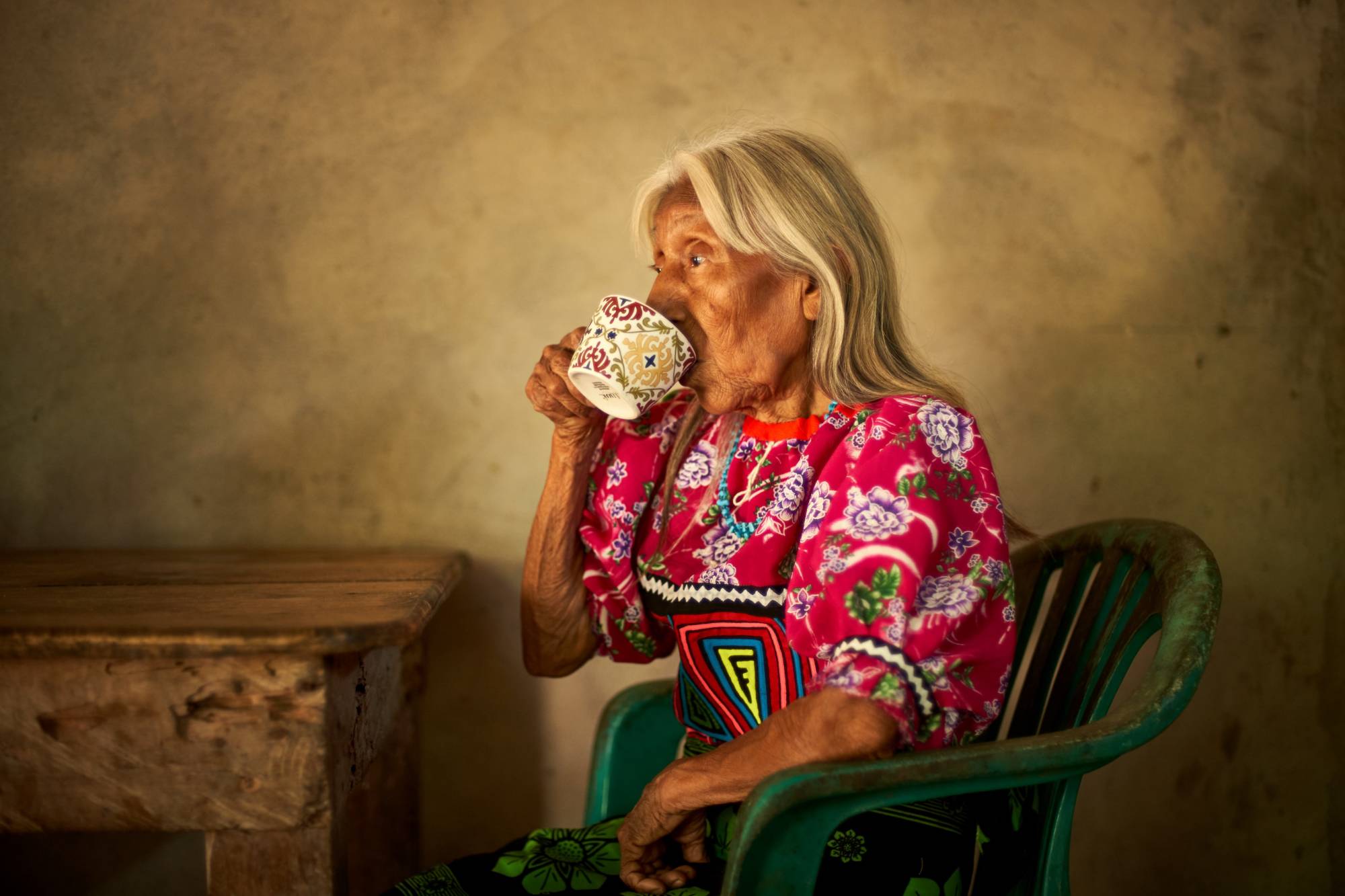 Abuela tomando café