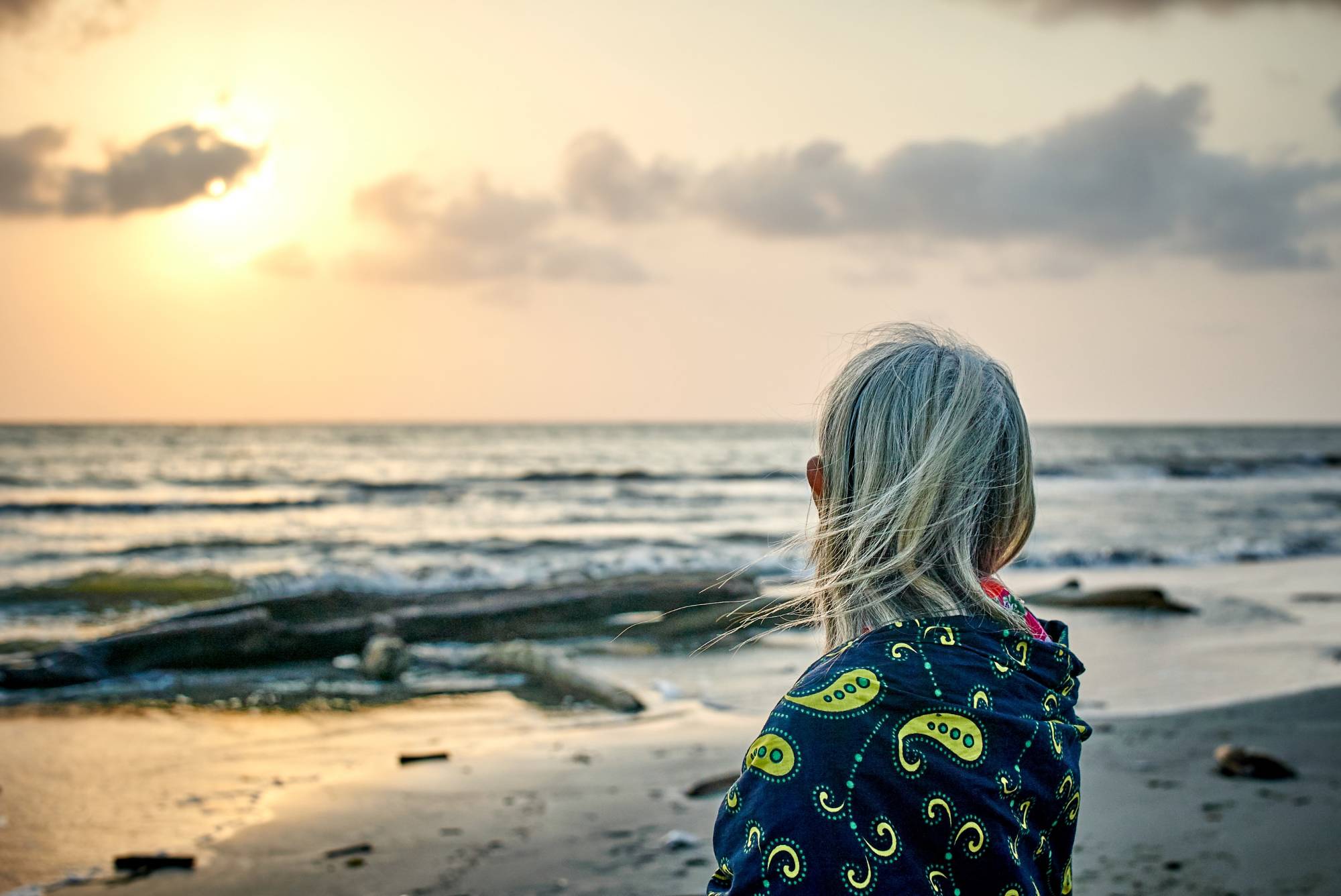 Abuela mirando la mar