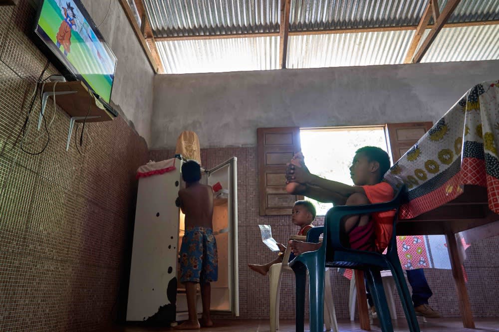 Nietos de Lourdes viendo TV