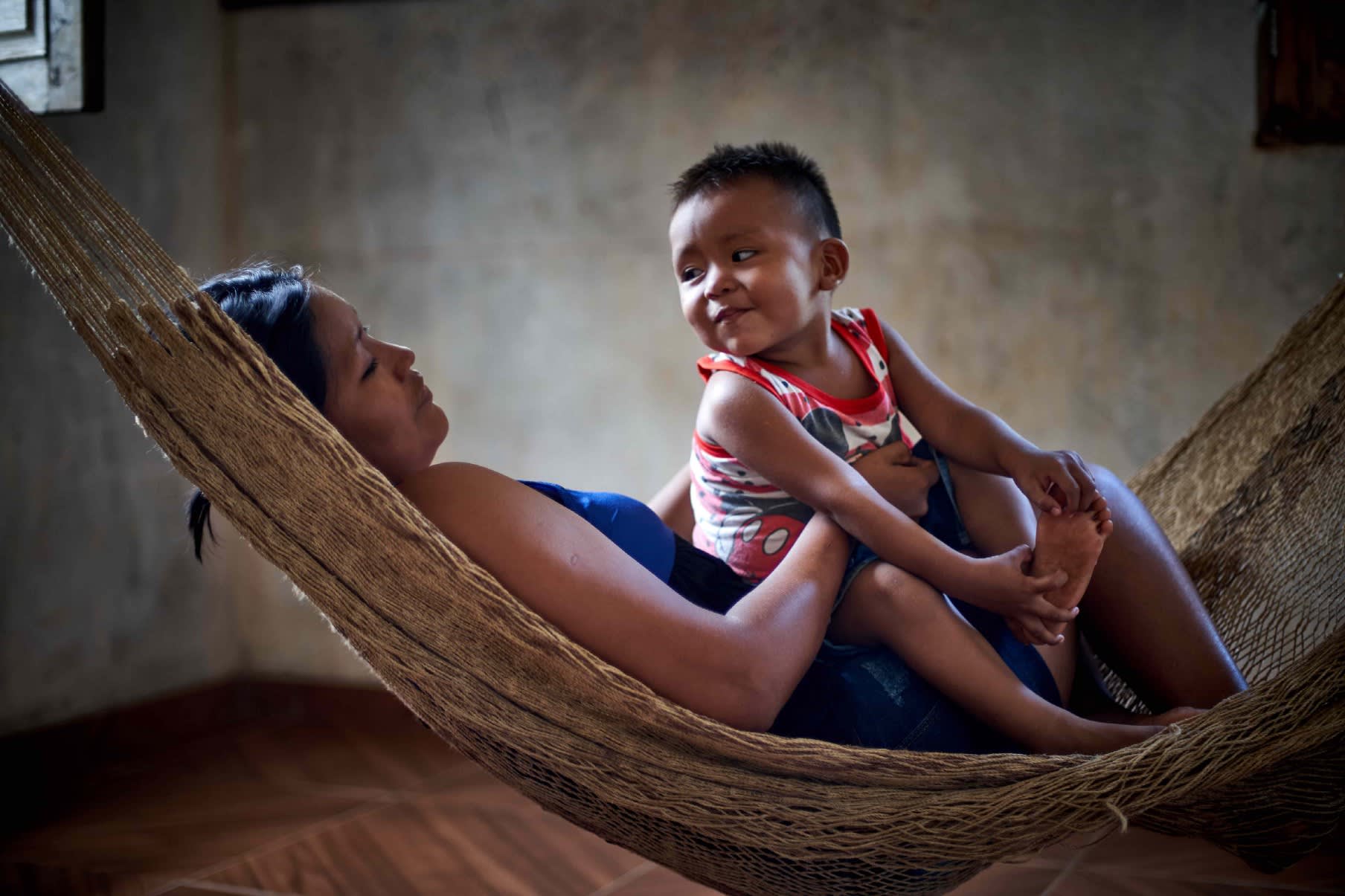 Mujer con niño en hamaca