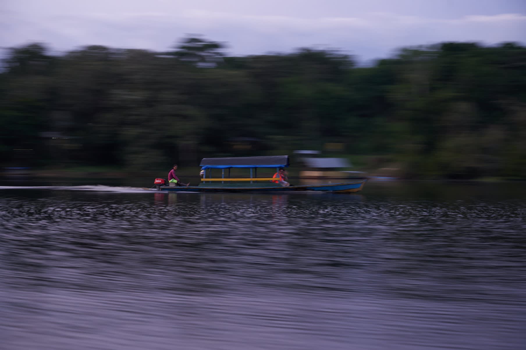 Lancha sobre río