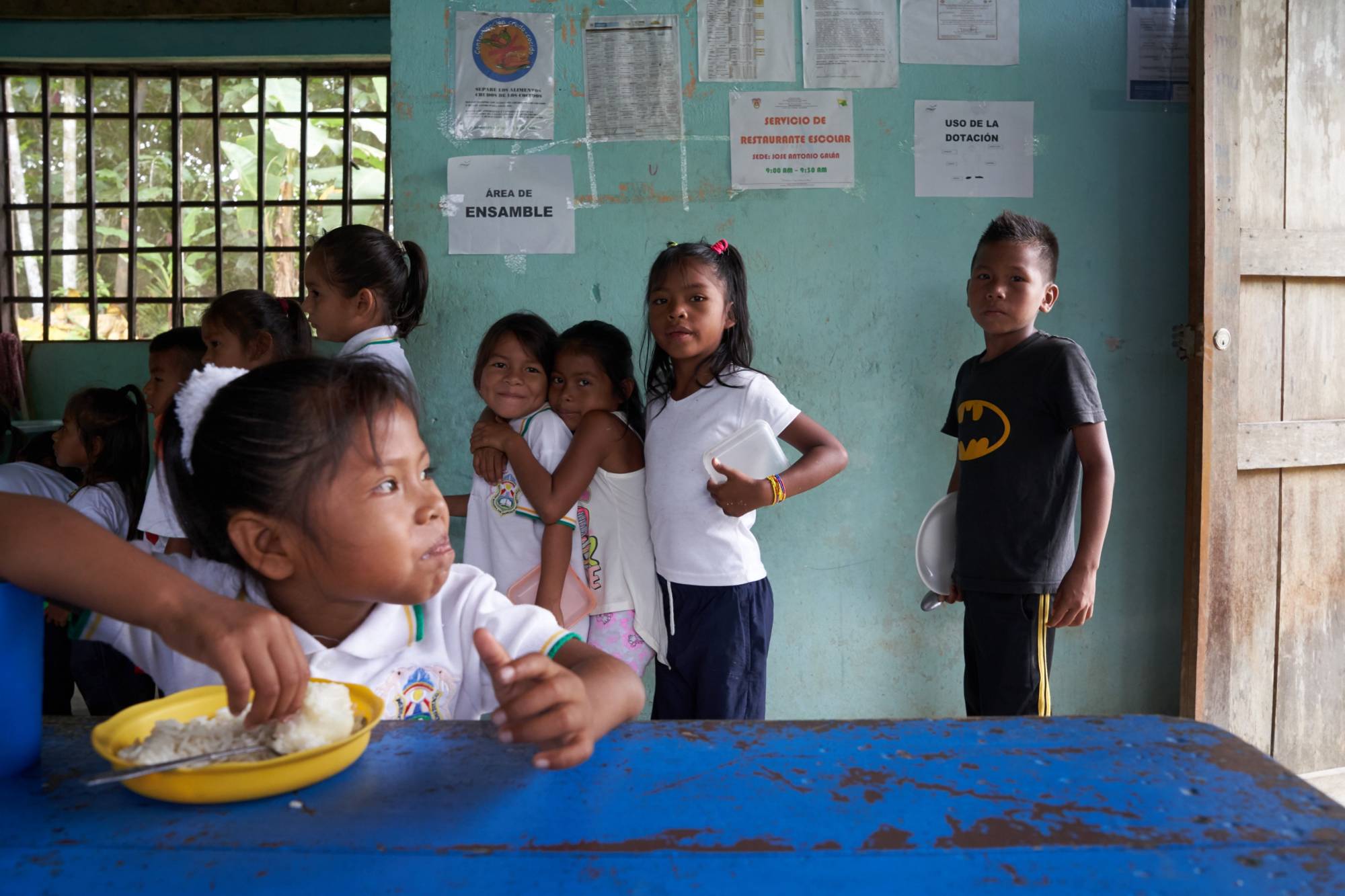 Niños indígenas Tikunas recibiendo almuerzo