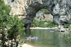 Eaux vives: Faire du canoë-kayak dans les gorges de l'Ardèche Faire du canoë-kayak dans les gorges de l'Ardèche